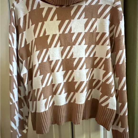 Laundry By Shelli Segal Sweaters - Laundry By Shelli Segal Tan and White Houndstooth Sweater